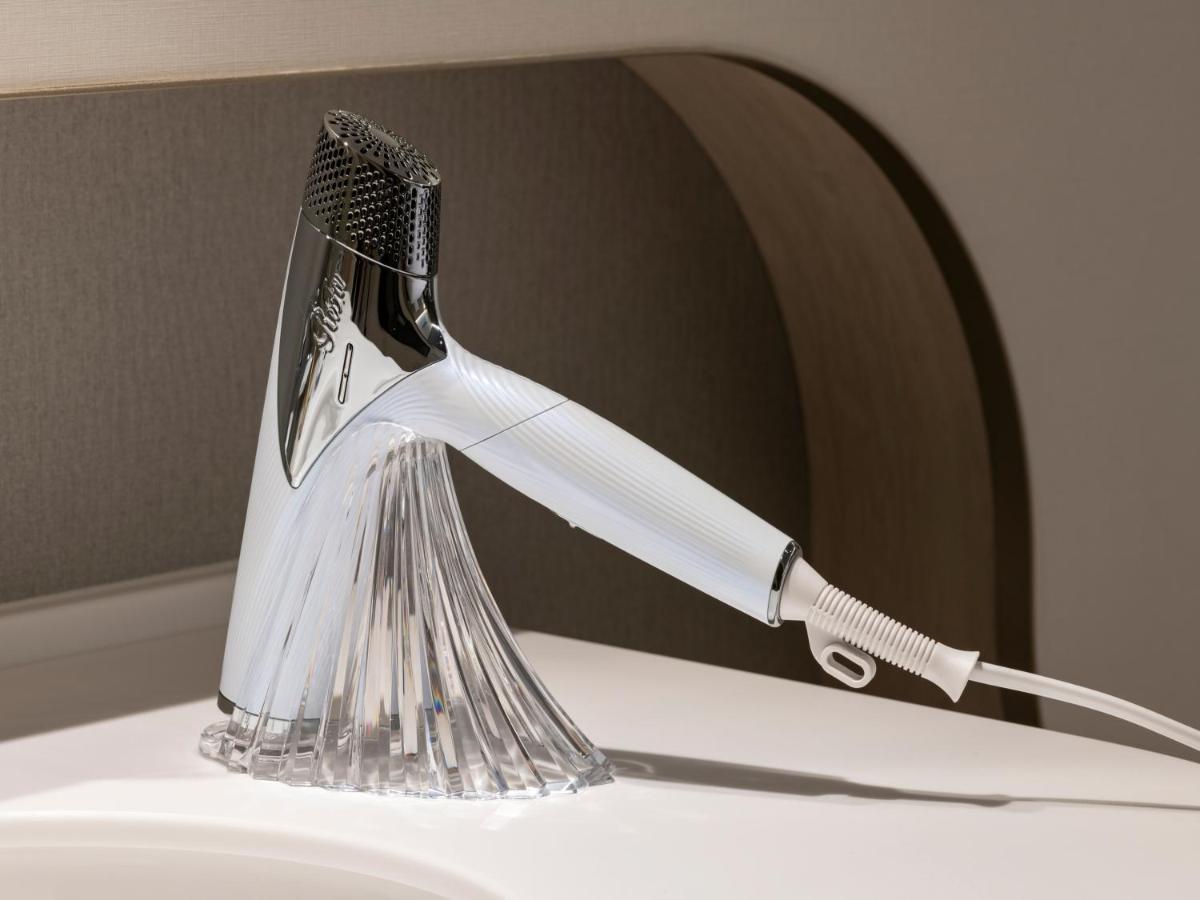 Mitsui Garden Hotel Yokohama Minatomirai Premier Екстер'єр фото A hair dryer