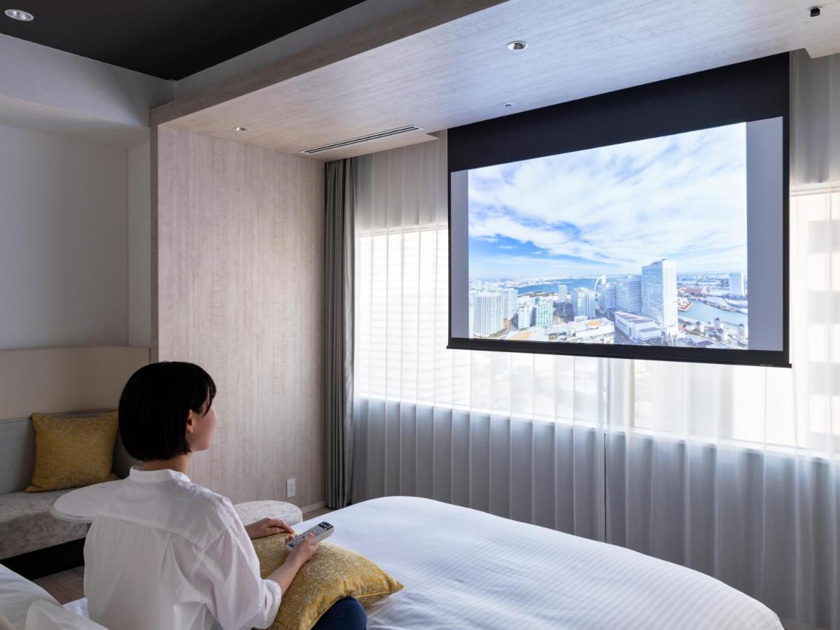 Mitsui Garden Hotel Yokohama Minatomirai Premier Екстер'єр фото A motorized projection screen