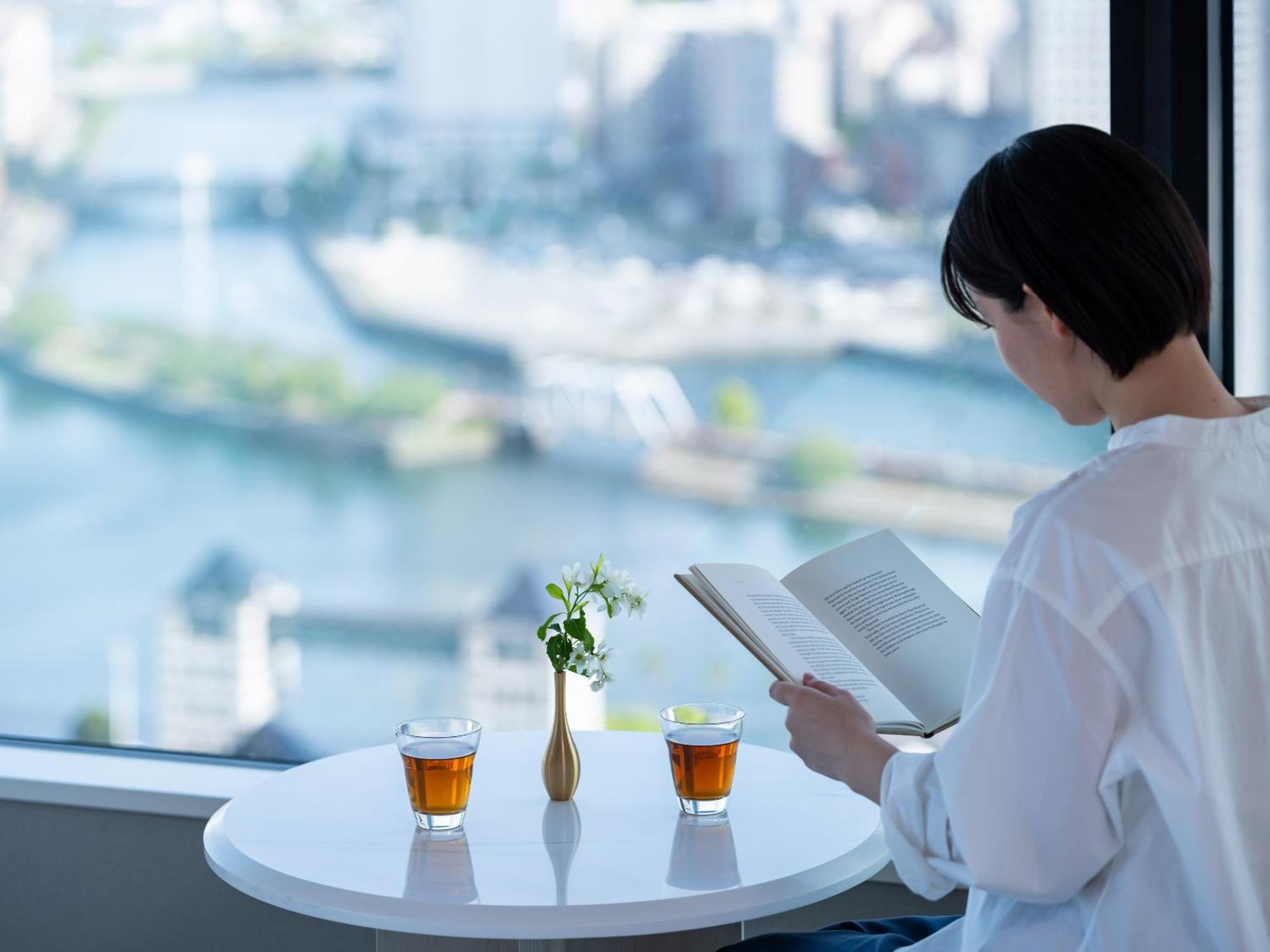 Mitsui Garden Hotel Yokohama Minatomirai Premier Екстер'єр фото A woman reading a book