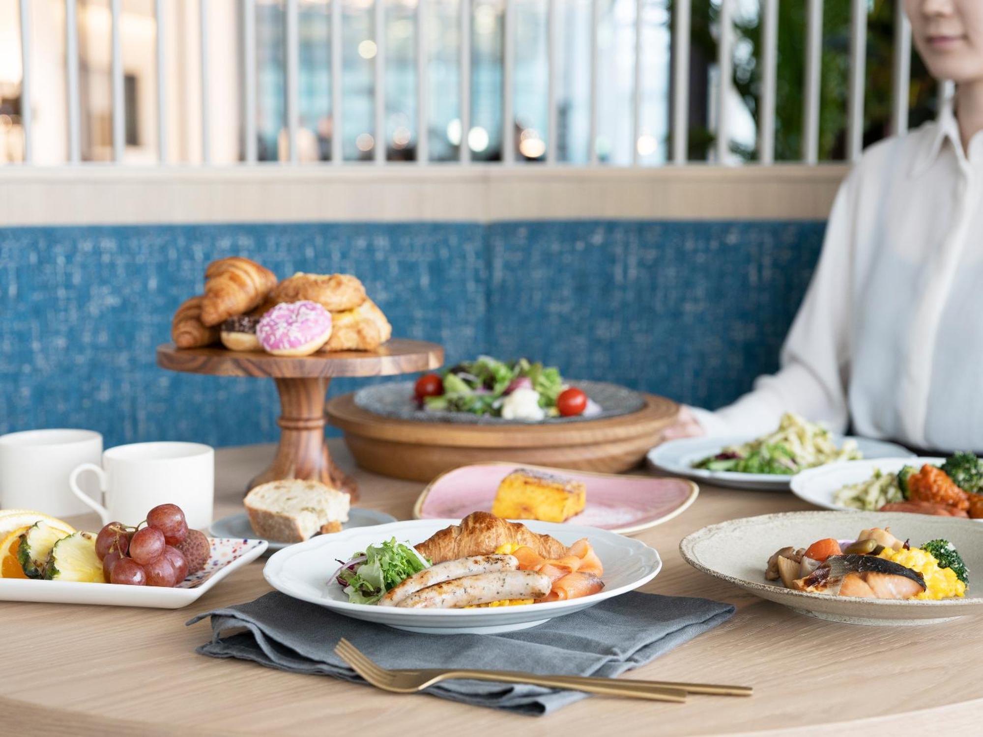 Mitsui Garden Hotel Yokohama Minatomirai Premier Екстер'єр фото A selection of dishes at the restaurant