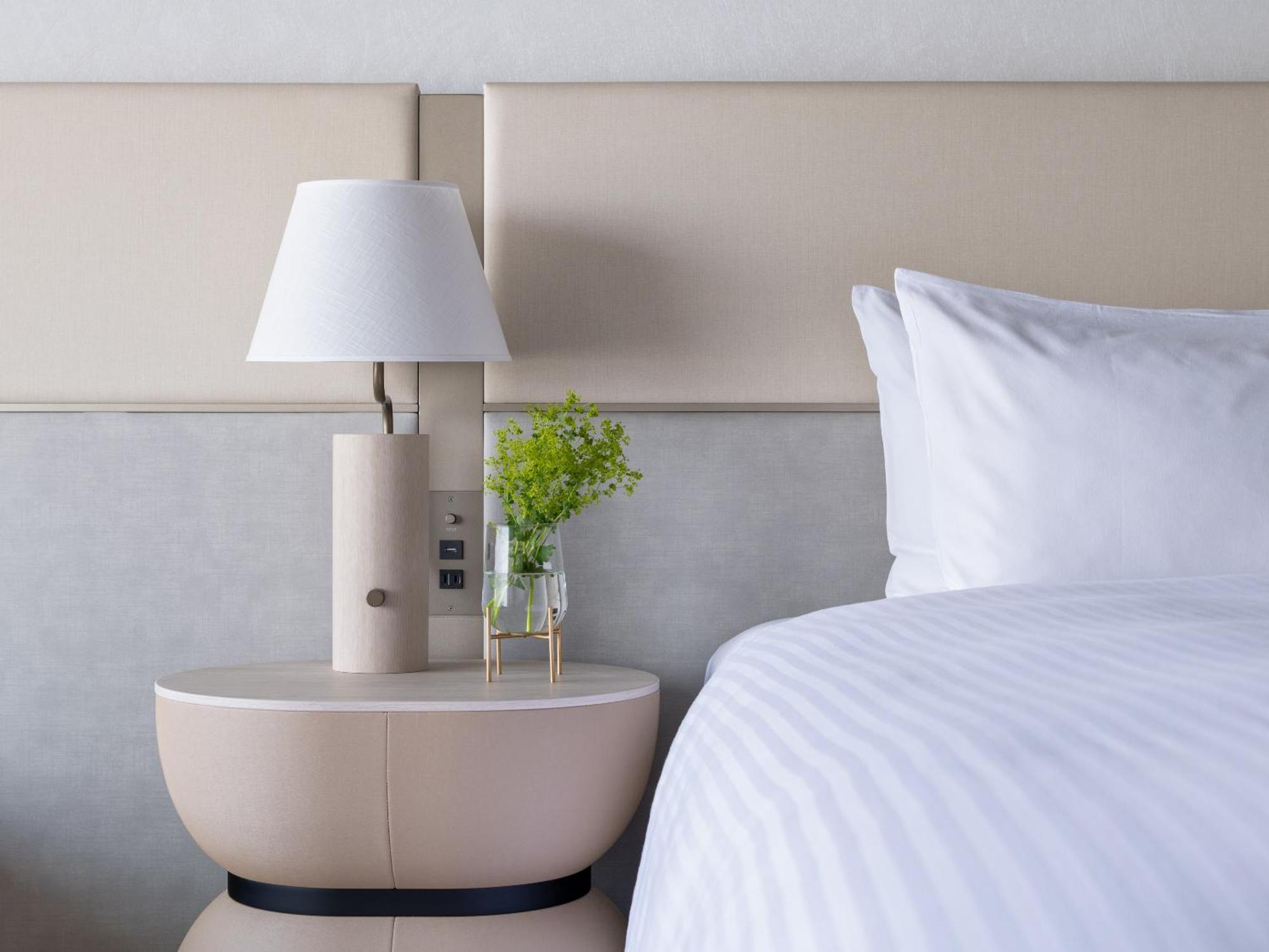 Mitsui Garden Hotel Yokohama Minatomirai Premier Екстер'єр фото A bedside table