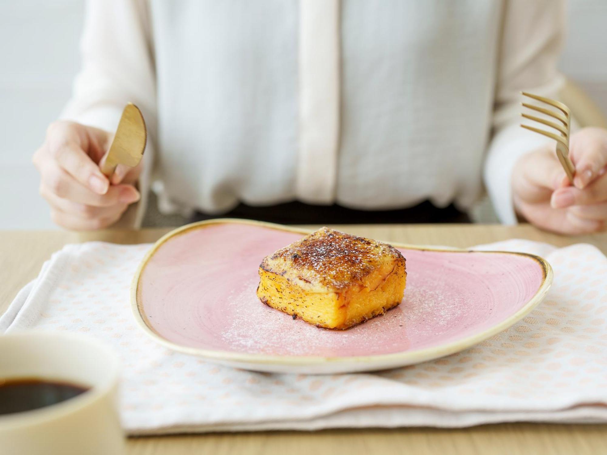 Mitsui Garden Hotel Yokohama Minatomirai Premier Екстер'єр фото A woman with a plate of food