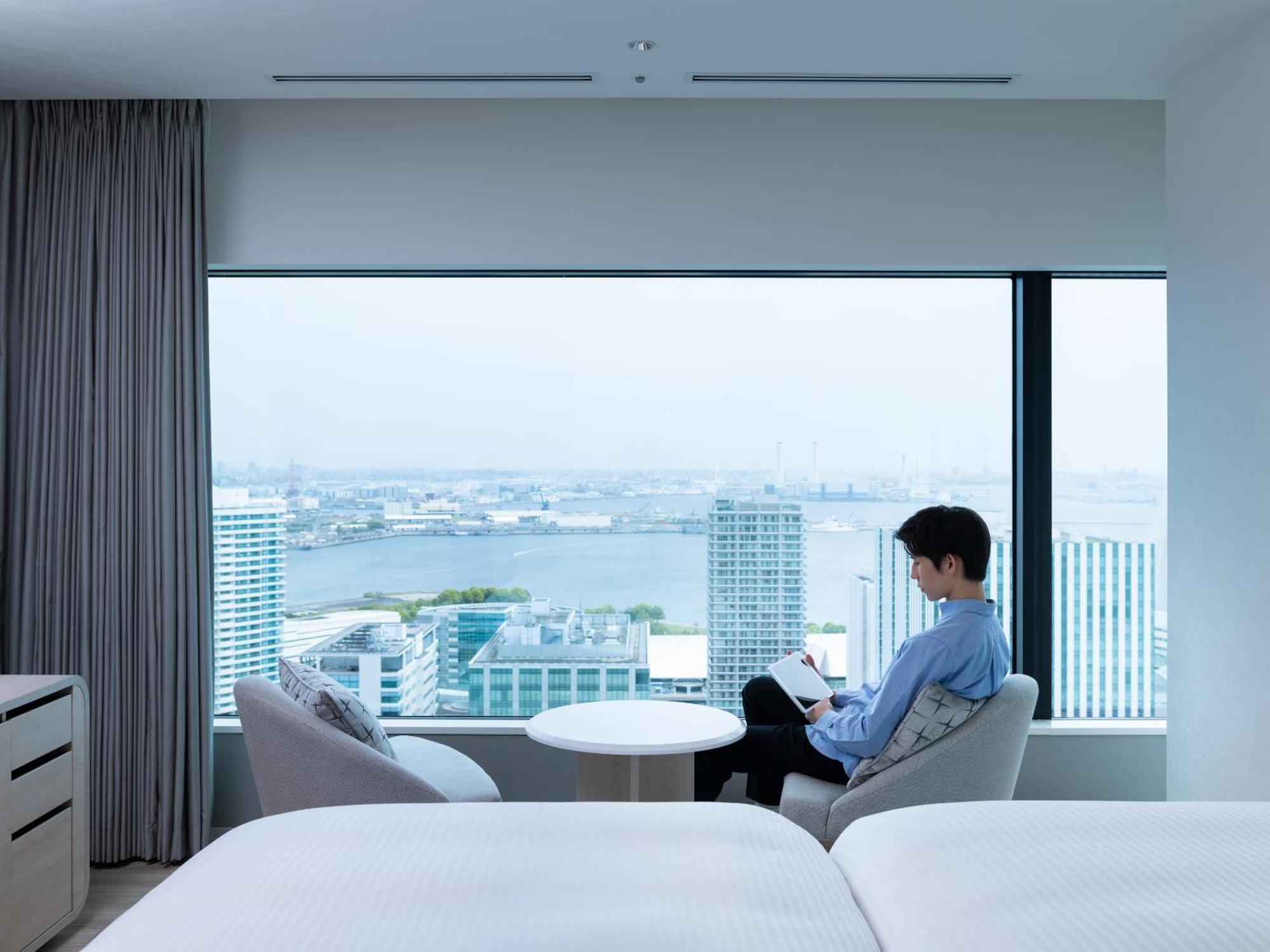 Mitsui Garden Hotel Yokohama Minatomirai Premier Екстер'єр фото A guest room at the hotel