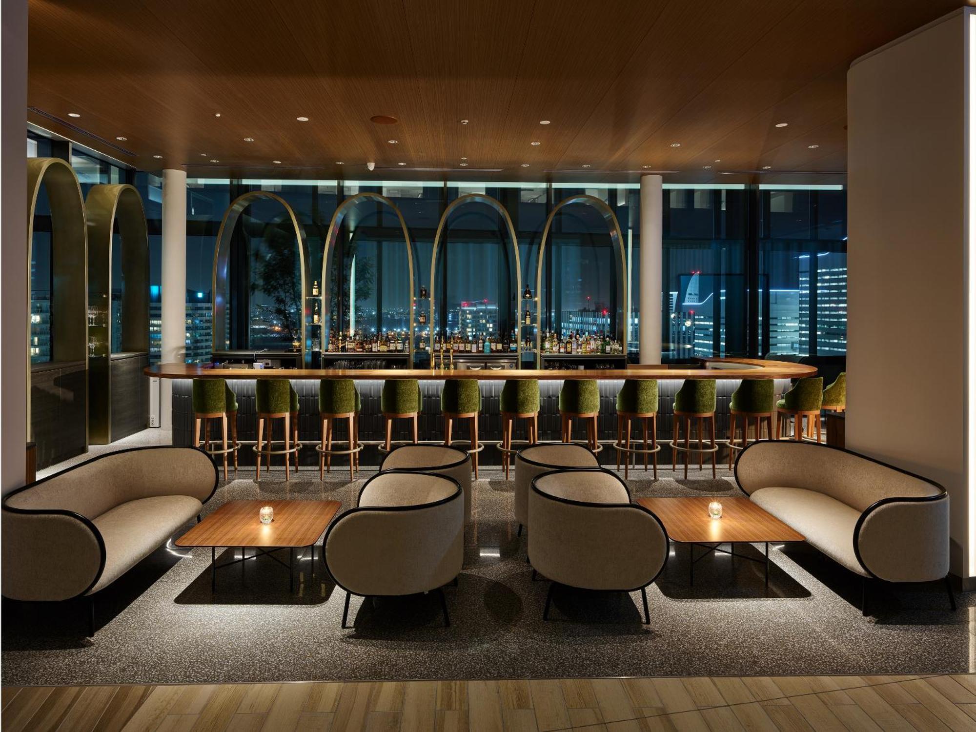 Mitsui Garden Hotel Yokohama Minatomirai Premier Екстер'єр фото The bar at the 360° Sky Lounge
