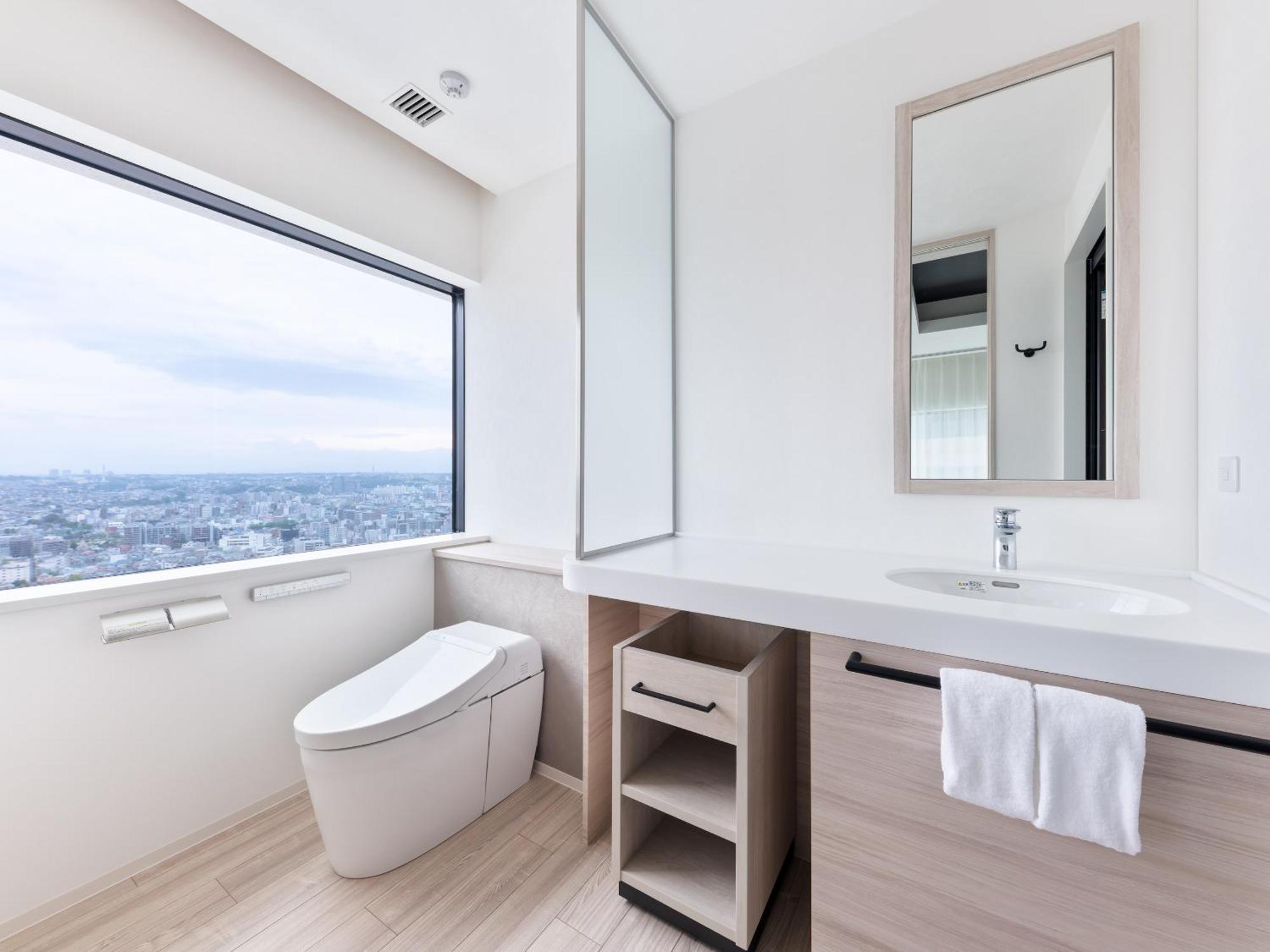 Mitsui Garden Hotel Yokohama Minatomirai Premier Екстер'єр фото A modern Japanese toilet