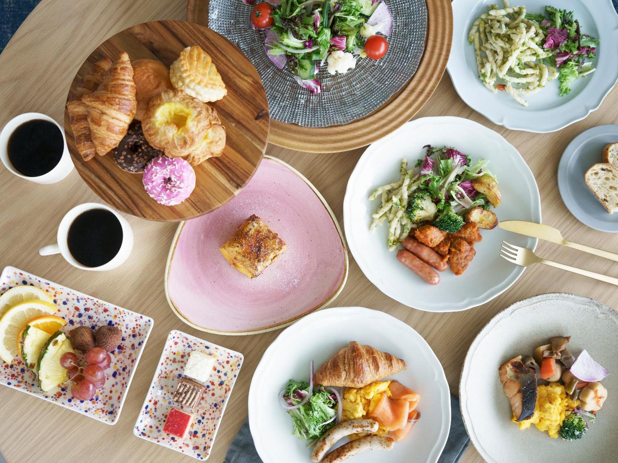 Mitsui Garden Hotel Yokohama Minatomirai Premier Екстер'єр фото A selection of dishes at the restaurant